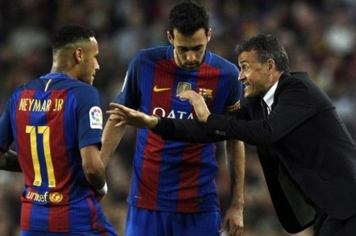 Pelatih Barcelona, Luis Enrique (kanan), memberikan instruksi kepada Sergio Busquets (tengah) dan Neymar Jr. dalam partai La Liga kontra Malaga di Stadion Camp Nou, 19 November 2016.