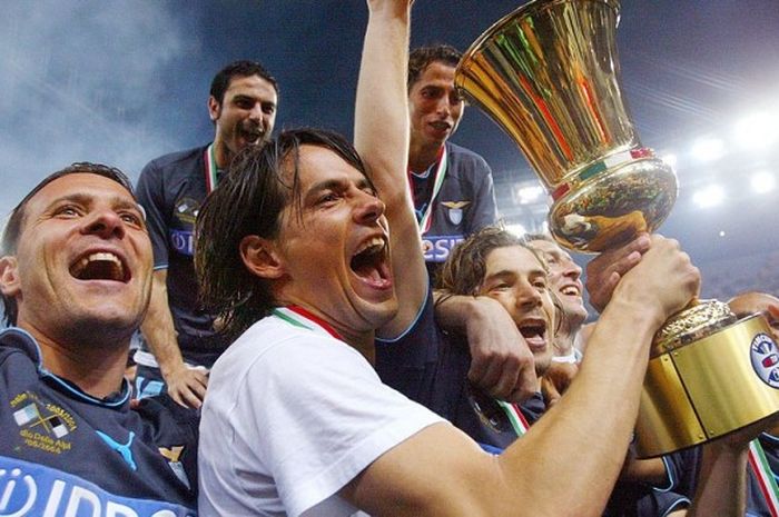 Striker Lazio, Simone Inzaghi, melakukan selebrasi dengan mengangkat trofi juara setelah menang aggregat atas Juventus di laga leg kedua final Coppa Italia 2003-2004 di Stadion Delle Alpi, Turin, (12/5/2004).