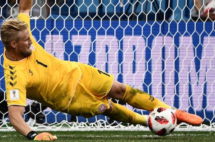 Kiper Denmark, Kasper Schmeichel, melakukan penyelamatan dalam babak adu penalti pada laga 16 besar Piala Dunia 2018 kontra Kroasia di Nizhny Novgorod Stadium, Nizhny Novgorod, Rusia pada 1 Juli 2018.