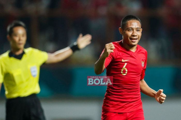 Selebrasi gelandang timnas Indonesia, Evan Dimas, seusai membobol gawang Mauritius dalam laga persahabatan di Stadion Wibawa Muklti, Selasa (11/9/2018). 