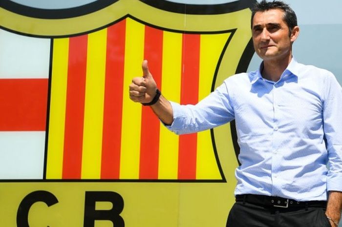 Ernesto Valverde berpose sebagai pelatih FC Barcelona saat mendatangi markas tim di Camp Nou, Barcelona, 31 Maret 2017.