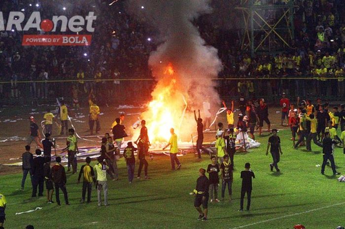 Suporter Persegres Gresik United menyerbu lapangan kemudian merusak dan membakar papan sponsor di tepi lapangan sebagai bentuk kekecewaan timnya yang terus mengalami kekalahan, Senin (5/6/2017) di Stadion Petrokimia Gresik.