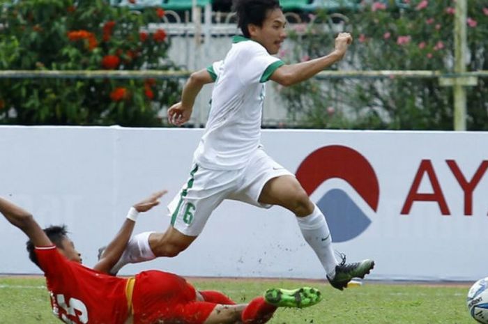 Pemain sayap timnas U-19 Indonesia, Muhammad Iqbal, beraksi pada laga kontra Myanmar di laga perebutan peringkat ketiga Piala AFF U-18 di Thuwunna Stadium, Yangon, Myanmar, Minggu (17/9/2017.