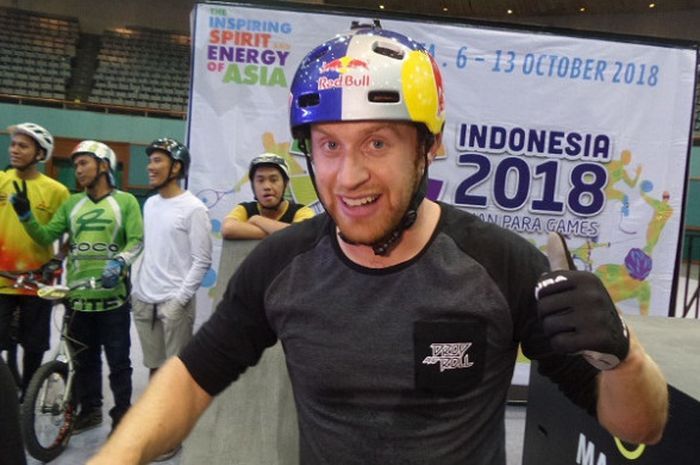 Atlet sepeda trial asal Skotlandia, Danny MacAskill, berpose seusai melakukan pertunjukan di Jakarta Convention Center (JCC), Senayan, Sabtu (19/8/2017).