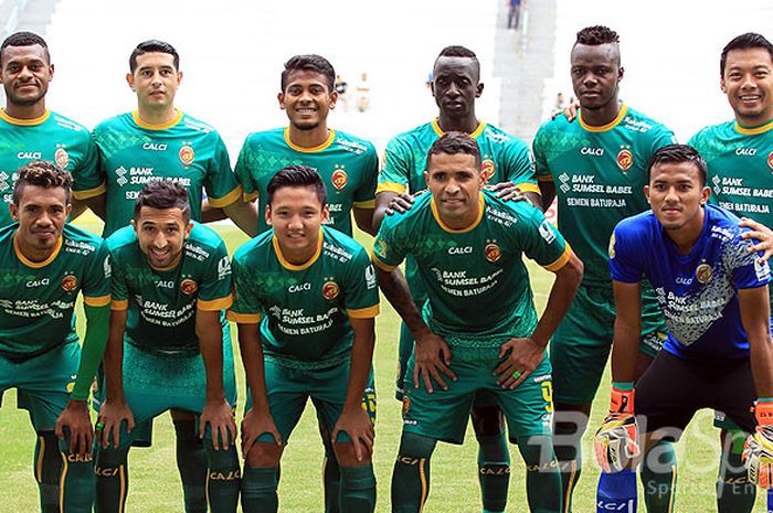 Pemain Sriwijaya FC berpose menjelang dimulainya laga melawan Madura United pada babak penyisihan Piala Gubernur Kaltim 2018 Grup B di Stadion Batakan Balikpapan, Kalimantan Timur, Senin (26/02/108) sore.