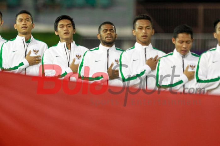 Skuat Tim Nasional U-22 Indonesia menyanyikan lagu kebangsaan sebelum melakoni laga terakhir Grup H Kualifikasi Piala Asia U-23 2018 melawan Thailand, Minggu (23/7/2017). 