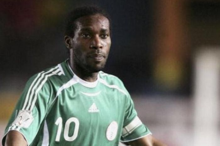 Jay-Jay Okocha saat membela timnas Nigeria dalam laga melawan Senegal di Military Academi Stadium, Kairo, 9 Februari 2006