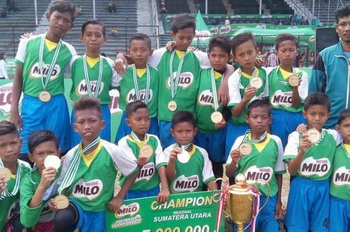 Para pemain SD Negeri 105291 Saentis seusai menjadi juara MILO Football Championship 2017 di Stadion Teladan, Medan, Minggu (12/3/2017). 