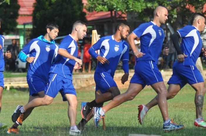 Para pemain Arema Cronus saat latihan di Lapangan Bukit Biru Tenggarong (7/1/2015). Para pemain pasrah kepada manajemen tentang kepastian Piala Gubernur Kaltim.