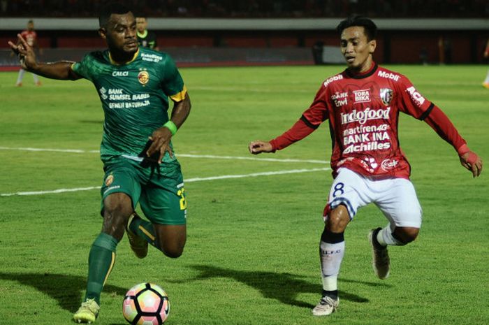 Gelandang Bali United, M Taufiq (kanan) mencoba menghalangi laju bek Sriwijaya FC, Markho Sandy Merauje  pada semifinal leg kedua Piala Presiden 2018 di Stadion Kapten I Wayan Dipta, Gianyar, Rabu (14/2/2018) malam.