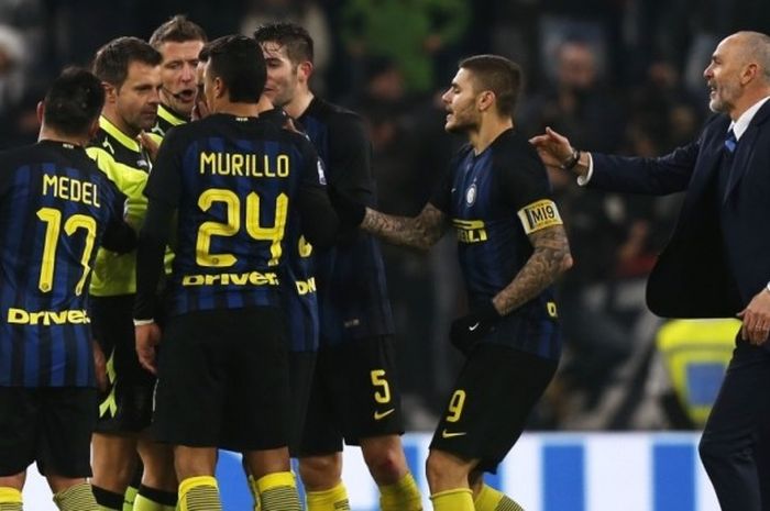 Para pemain Inter Milan mengelilingi wasit Nicola Rizzoli untuk melakukan protes dalam laga Serie A lawan Juventus di J-Stadium, Turin, 5 Februari 2017.