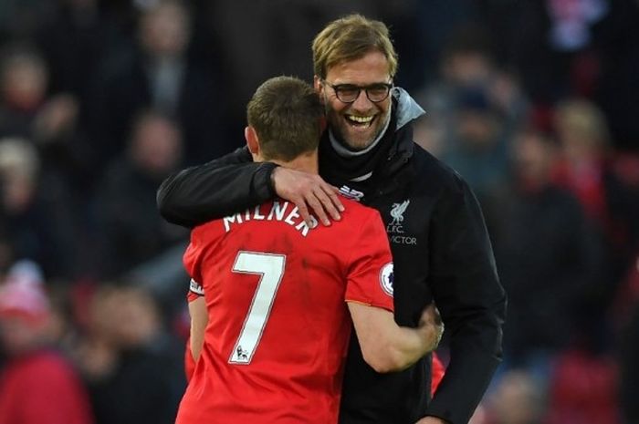 Manajer Liverpool FC, Juergen Klopp (kanan), merangkul James Milner seusai melakoni laga Premier League kontra Burnley di Stadion Anfield, Liverpool, Inggris, pada 12 Maret 2017.