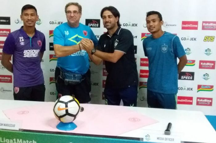 Pelatih PSM Makassar, Robert Rene Alberts (Kedua dari Kiri) dan Pelatih PSIS Semarang (Ketiga dari Kiri) Bersalaman di Ruang Konferensi Pers Stadion Moch. Soebroto, Magelang pada Minggu (29/7/2018)