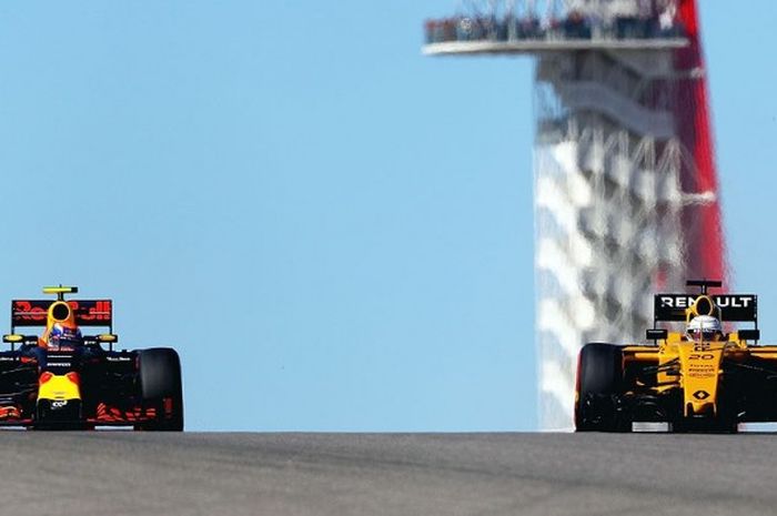 Pebalap tim Red Bull Racing, Max Verstappen (kiri), menyalip pebalap tim Renault Sport Formula One Team, Kevin Magnussen, dalam sesi latihan terakhir GP Formula 1 AS di Circuit of The Americas, Austin, pada 22 Oktober 2016.