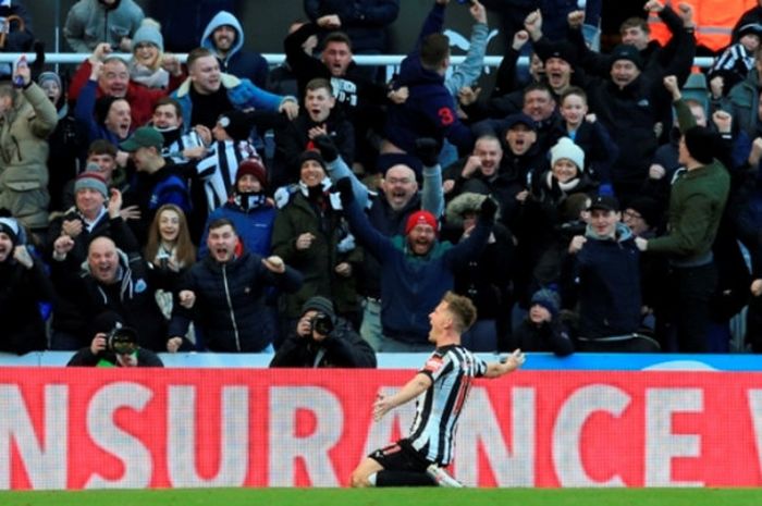  Gelandang Newcastle United, Matt Ritchie, merayakan gol yang dia cetak ke gawang Manchester United dalam laga Liga Inggris di Stadion St. James' Park, Newcastle, pada 11 Februari 2018. 