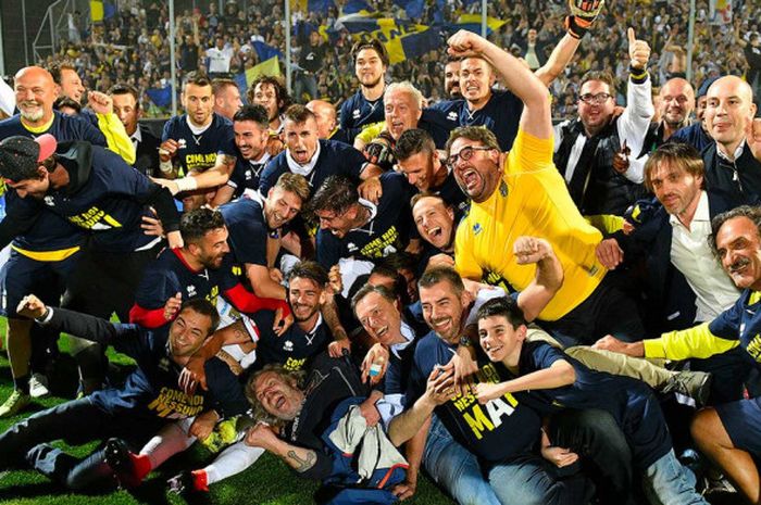 Para pemain dan ofisial klub Parma merayakan keberhasilan promosi ke Seria A setelah mengalahkan Spezia pada laga di Stadion Alberto Picco, Jumat (19/5/2018) dini hari WIB. 