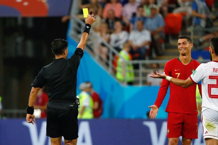 Ekspresi megabintang Portugal, Cristiano Ronaldo (tengah), seusai menerima kartu kuning dalam laga Grup B Piala Dunia 2018 kontra Iran di Mordovia Arena, Saransk, Rusia pada 25 Juni 2018.
