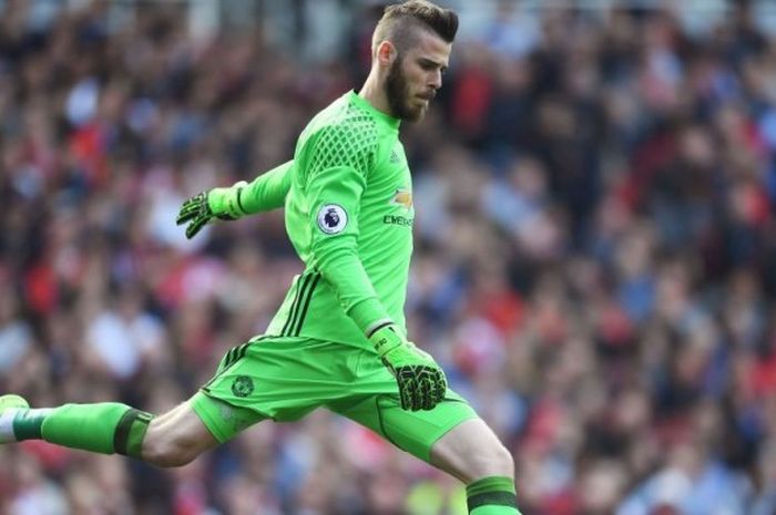 Kiper Manchester United, David De Gea, melakukan goal kick pada laga Liga Inggris antara Man United dan Arsenal di Stadion Emirates, London, pada Minggu (7/5/2017).