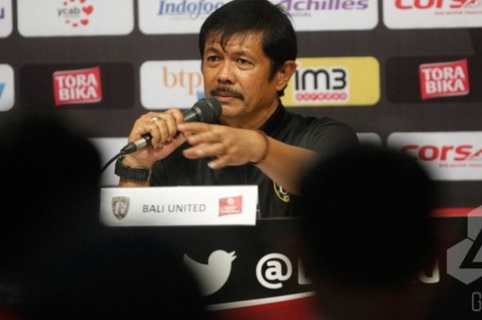 Pelatih Bali United, Indra Sjafri memberikan keterangan ke media seusai timnya mengalahkan Persela di Stadion Kapten I Wayan Dipta, Gianyar, Sabtu (11/6/2016) malam. 