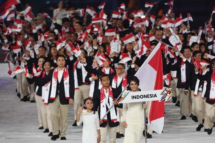  Kontingen Indonesia melakukan defile peserta pada seremoni pembukaan SEA Games Kuala Lumpur 2017 yang berlangsung di Stadion Bukit Jalil, Malaysia, Sabtu (19/8/2017). 