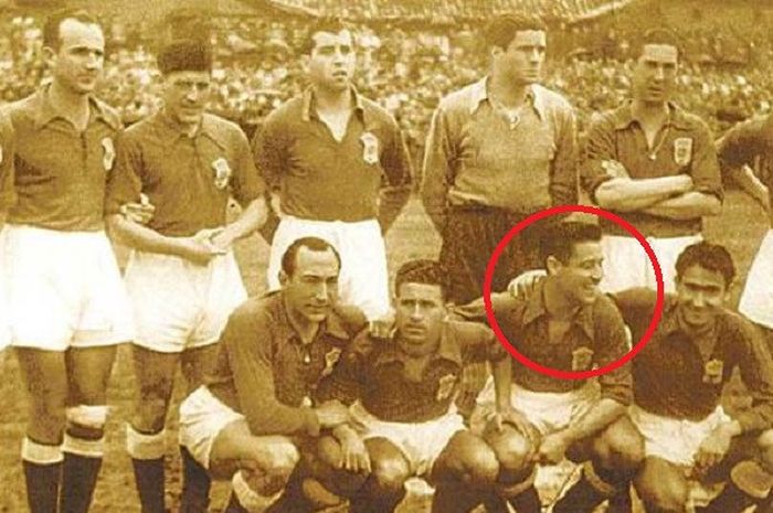 Sanson (lingkaran merah) saat memperkuat Real Oviedo pada musim 1947-1948.