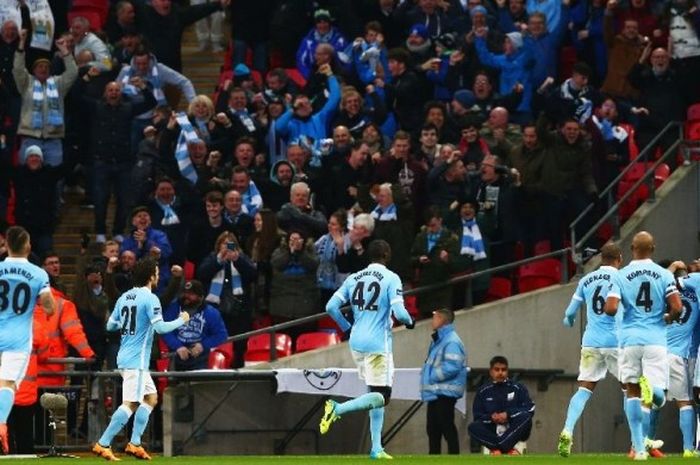 Para pemain Manchester City merayakan gol Fernandinho ke gawang Liverpool di final Piala Liga Inggris, Minggu (28/2/2016).