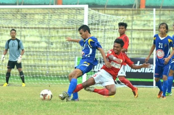 Laga Pro Duta FC (jersey merah) kontra PS Bintang Jaya pada Divisi Utama (kini Liga 2) musim 2014 di Stadion Teladan, Kota Medan. 