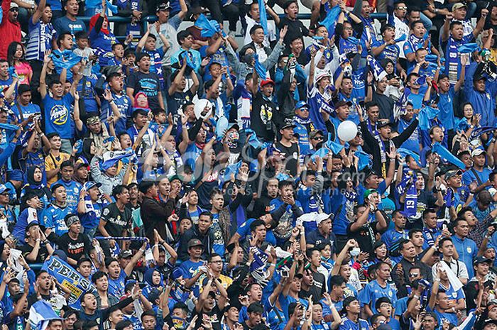 Pendukung Persib Bandung yang biasa disebut Bobotoh memberikan dukungannya kepada tim kesayangan mereka saat tampil melawan Sriwijaya FC pada partai pembuka Piala Presiden 2018 di Stadion Gelora Bandung Lautan Api, Kab. Bandung, Selasa (16/1/2018).