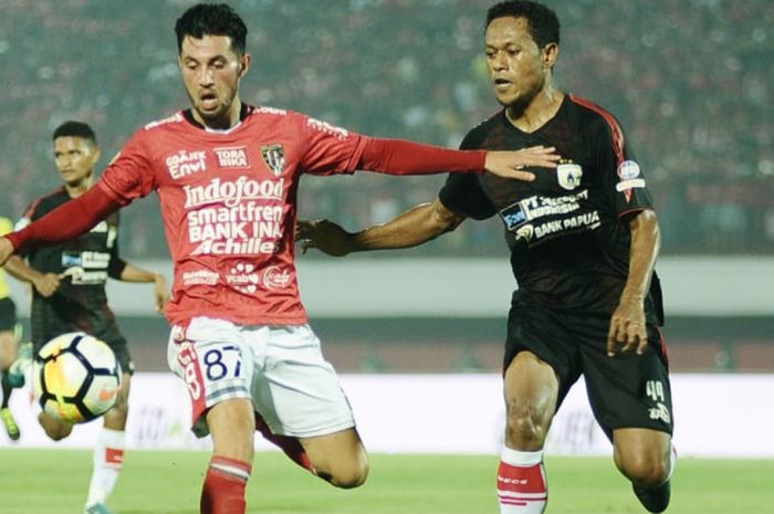 Pemain depan Bali United, Stefano Lilipaly (kiri), berusaha melewati hadangan bek tengah Persipura, Yohanis Tjoe, dalam laga Liga 1 2018 di Stadion Kapten I Wayan Dipta, Gianyar, Sabtu (9/6/2018)