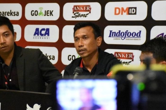 Pelatih Bali United, Widodo Cahyono Putro (tengah), saat menjalani konferensi pers di Gianyar, Bali.