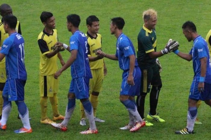 Para pemain Persib, Dedi Kusnandar, Sugianto, Henhen Herdiana, dan Tony Sucipto (kaus biru dari kiri ke kanan) bersalaman dengan pilar Priangan United di Stadion Galuh, Ciamis, Sabtu (22/1/2017). 