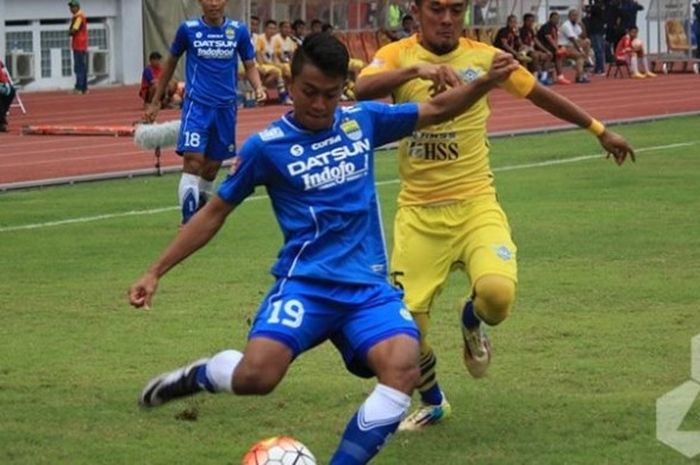 Gelandang muda Persib, Febri Hariyadi (depan) saat tampil kontra Persegres di Stadion Wibawa Mukti, Kabupaten Bekasi, Sabtu (22/10/2016). 