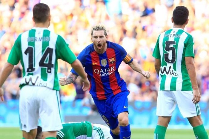 Ikon FC Barcelona asal Argentina, Lionel Messi (tengah), merayakan gol yang dia cetak ke gawang Real Betis dalam pertandingan La Liga di Camp Nou, Barcelona, Spanyol, 20 Agustus 2016.