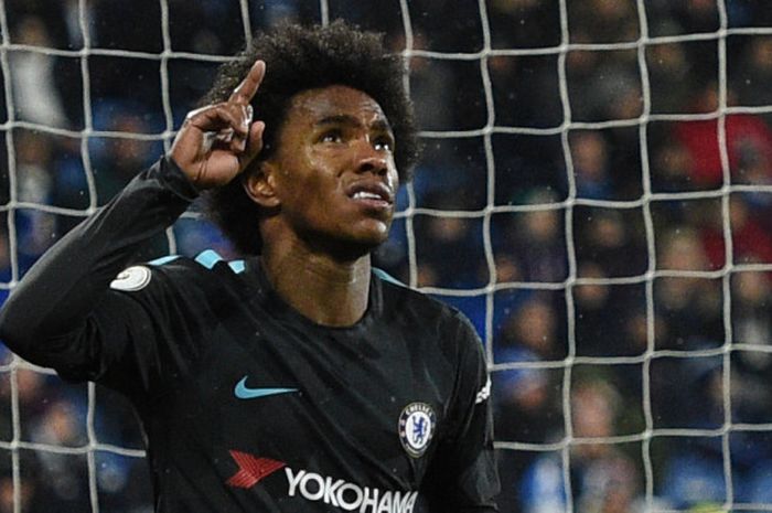 Gelandang Chelsea, Willian, merayakan gol yang dia cetak ke gawang Huddersfield Town dalam laga Liga Inggris di Stadion John Smith's, Huddersfield, pada 12 Desember 2017.