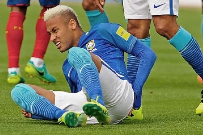Penyerang Brasil, Neymar, merasakan nyeri seusai dilanggar pemain Ekuador pada laga Kualifikasi Piala Dunia 2018 di Quito, Kamis (1/9/2016). 