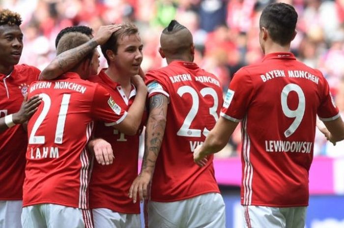 Pemain Bayern Muenchen merayakan gol Mario Goetze (tengah) dalam laga kontra Hannover 96 di Allianz Arena, Sabtu (14/5/2016). 