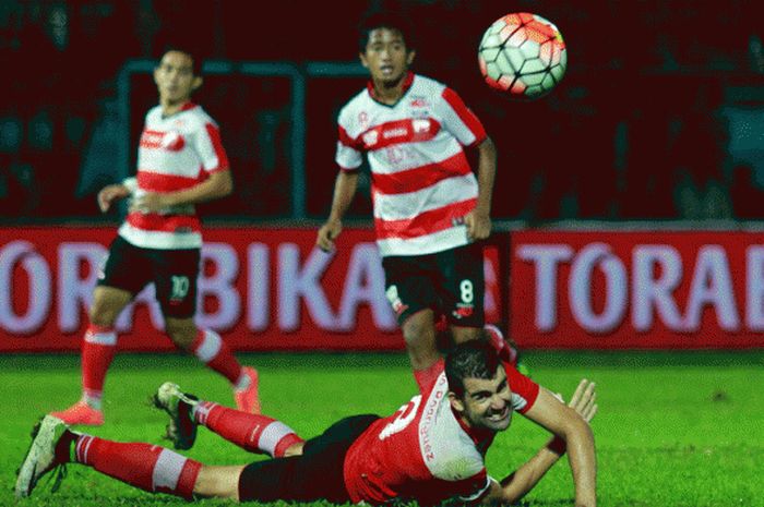 Top scorer Madura United, Pablo Rodriguez terjatuh saat membela timnya pada laga lanjutan TSC 2016. 