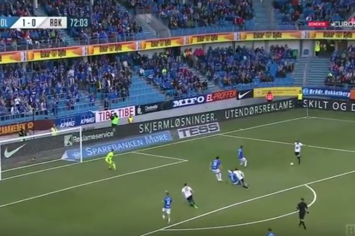 Nicklas Bendtner menendang bola ke gawang Molde yang berujung gol