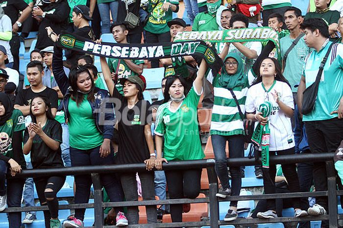 Suporter Persebaya, Bonek, saat memberi dukungan dalam laga babak 16 besar Liga 2 melawan Kalteng Putra FC di Stadion Gelora Bung Tomo, Surabaya, Kamis (12/10/2017) sore.