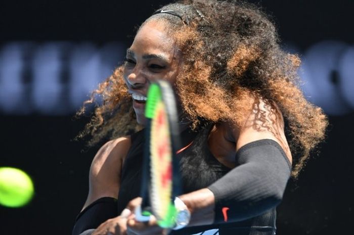 Unggulan kedua asal Amerika Serikat (AS), Serena Williams, mengembalikan bola yang dilepas Belinda Bencic (Swiss) pada laga babak pertama turnamen Australia Terbuka di Rod Laver Arena, Melbourne Park, Selasa (17/1/2017). Serena menang 6-4, 6-3.