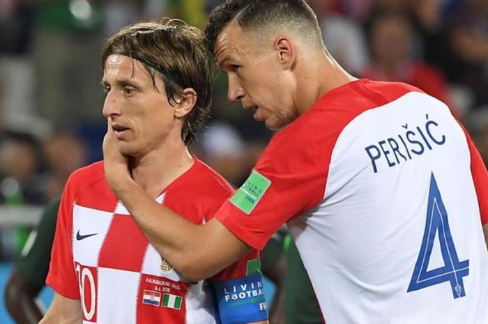 Luka Modric (kiri) dan Ivan Perisic dalam partai Piala Dunia 2018 antara timnas Kroasia lawan Nigeria di Kaliningrad, 16 Juni 2018.
