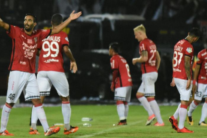 Selebrasi gelandang Bali United, Marcos Flores (kiri) seusai mencetak gol ke gawang Persegres Gresik United pada laga pekan terakhir Liga 1 musim 2017 di Stadion Kapten I Wayan Dipta, Gianyar, Minggu (12/11/2017). 