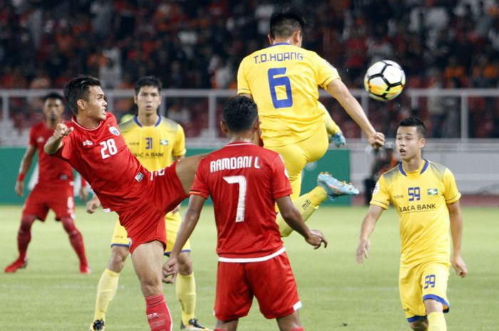  Gelandang Persija, Ramdani Lestaluhu, menyaksikan rekan setimnya, Rezaldi Hehanussa, berduel memperebutkan bola dengan bek Song Lam Nghe An, Tran Dinh Hoang, pada matchday keempat Piala AFC 2018 di Stadion Utama Gelora Bung Karno, Rabu (14/3/2018). 