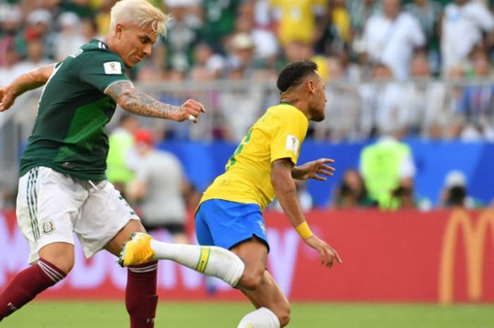 Pemain Brasil, Neymar dijegal pemain timnas Meksiko dalam babak 16 besar Piala Dunia 2018 di Stadion Samara, Senion (2/7/2018)
