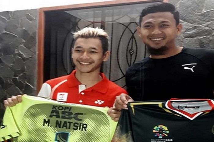 Muhammad Natsir dan Hanifan Yudani Kusumah saat bertukar jersey.