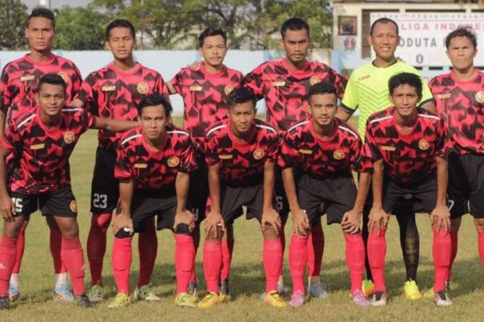 Para pemain utama Pro Duta FC berpose bersama sebelum menjamu PSBL Langsa pada laga perdana kedua tim untuk Grup 1 Liga 2 di Stadion Cendrawasih, Jakarta Barat, 24 April 2017. 