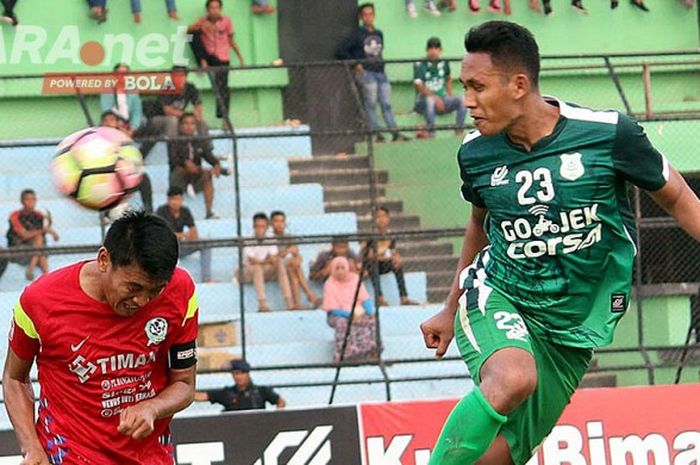 Bek PSMS Medan, Ahmad Budi Hargo (kanan) saat duel dengan pemain PS Timah Babel pada laga Grup 1 Liga 2 di Stadion Teladan, Kota Medan, 21 Mei 2017. 