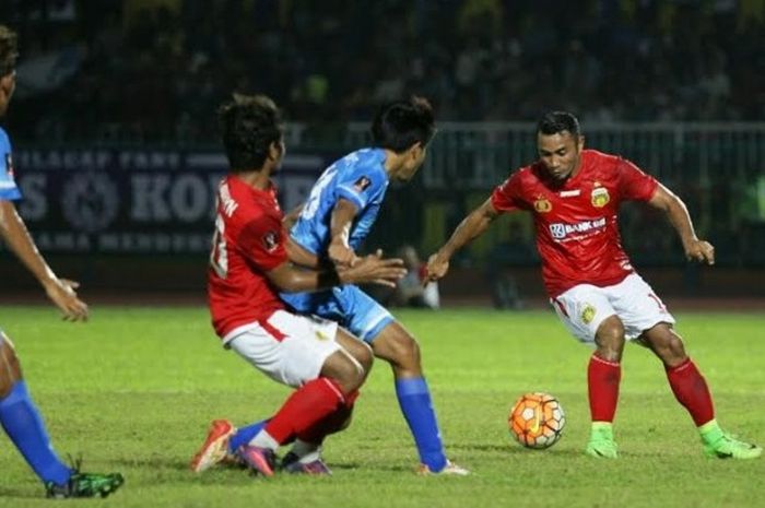 Gelandang Bhayangkara FC, Firman Utina (kanan) melindungi bola dari para pemain PSCS Cilacap pada laga kedua Cilacap Cup 2017 di Stadion Wijayakusuma, Cilacap, Jumat (24/3/2017) malam. 