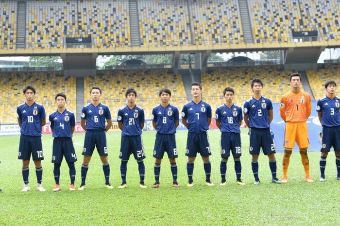 Para pemain timnas u-16 Jepang berbaris jelang laga kontra timnas U-16 Oman pada laga perempat final Piala Asia U-16 2018 di Stadion Nasional Bukit Jalil, Kuala Lumpur, Malaysia, 30 September 2018. 