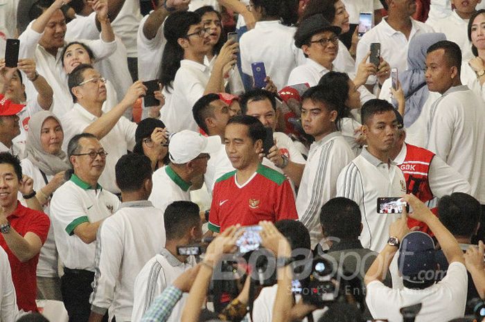 Presiden Joko Widodo di antara para pejabat dan penonton laga timnas Indonesia kontra Islandia pada uji coba internasional di Stadion Utama GBK, Jakarta Pusat, Minggu (14/1.2018) malam.